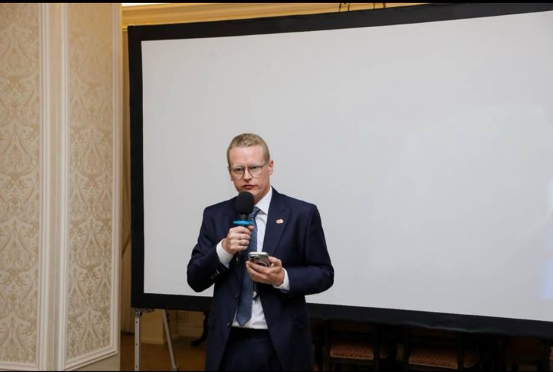 Clyde Rosanowski presenting to a financial services audience